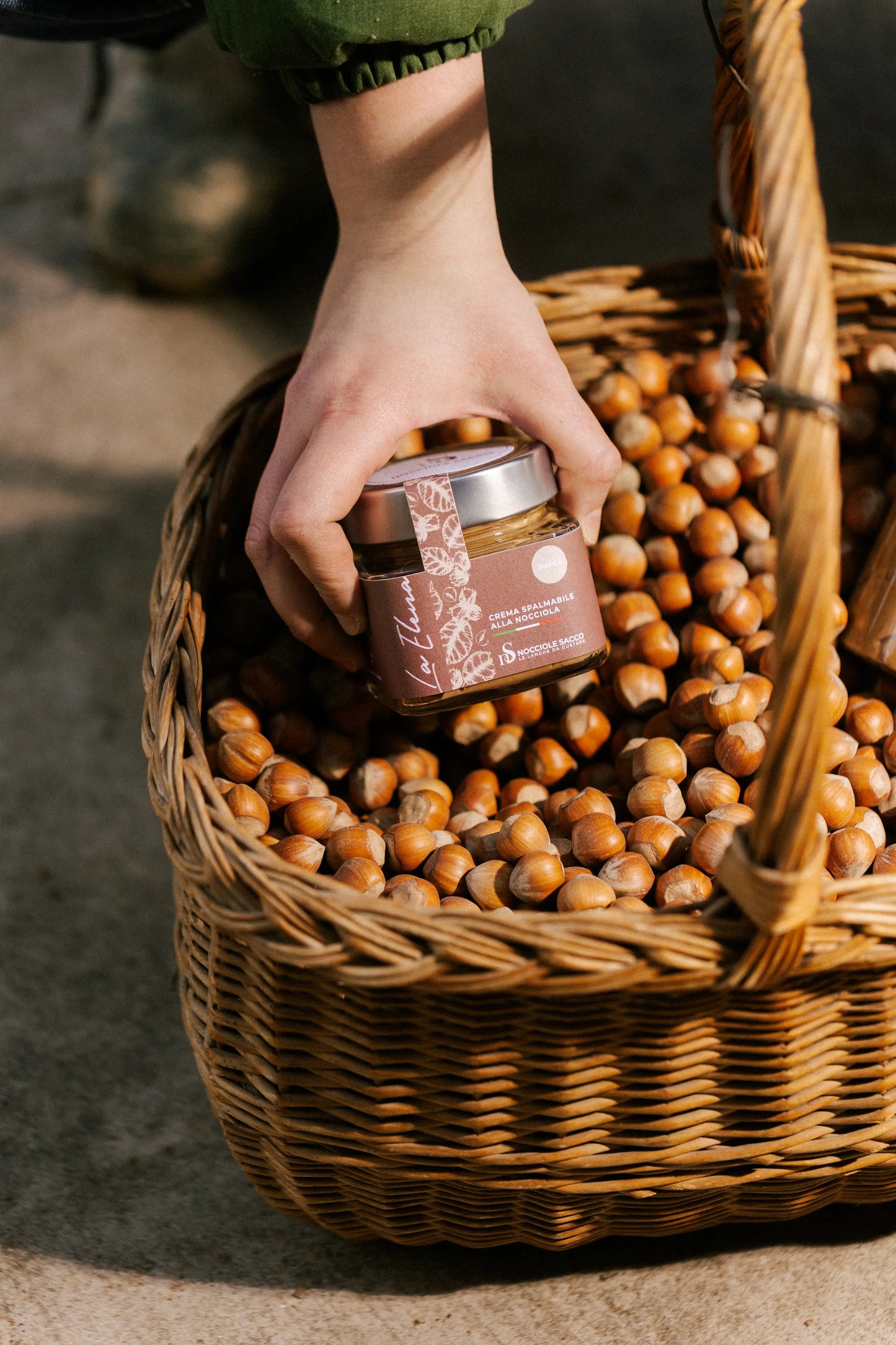 Vasetto di crema artigianale al cioccolato bianco di Nocciola Piemonte IGP delle Langhe