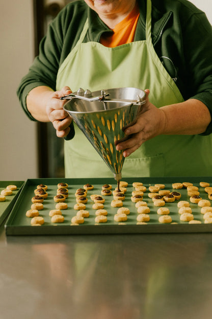 Preparazione artigianale di Baci di Dama alla Nocciola Piemonte IGP delle Langhe