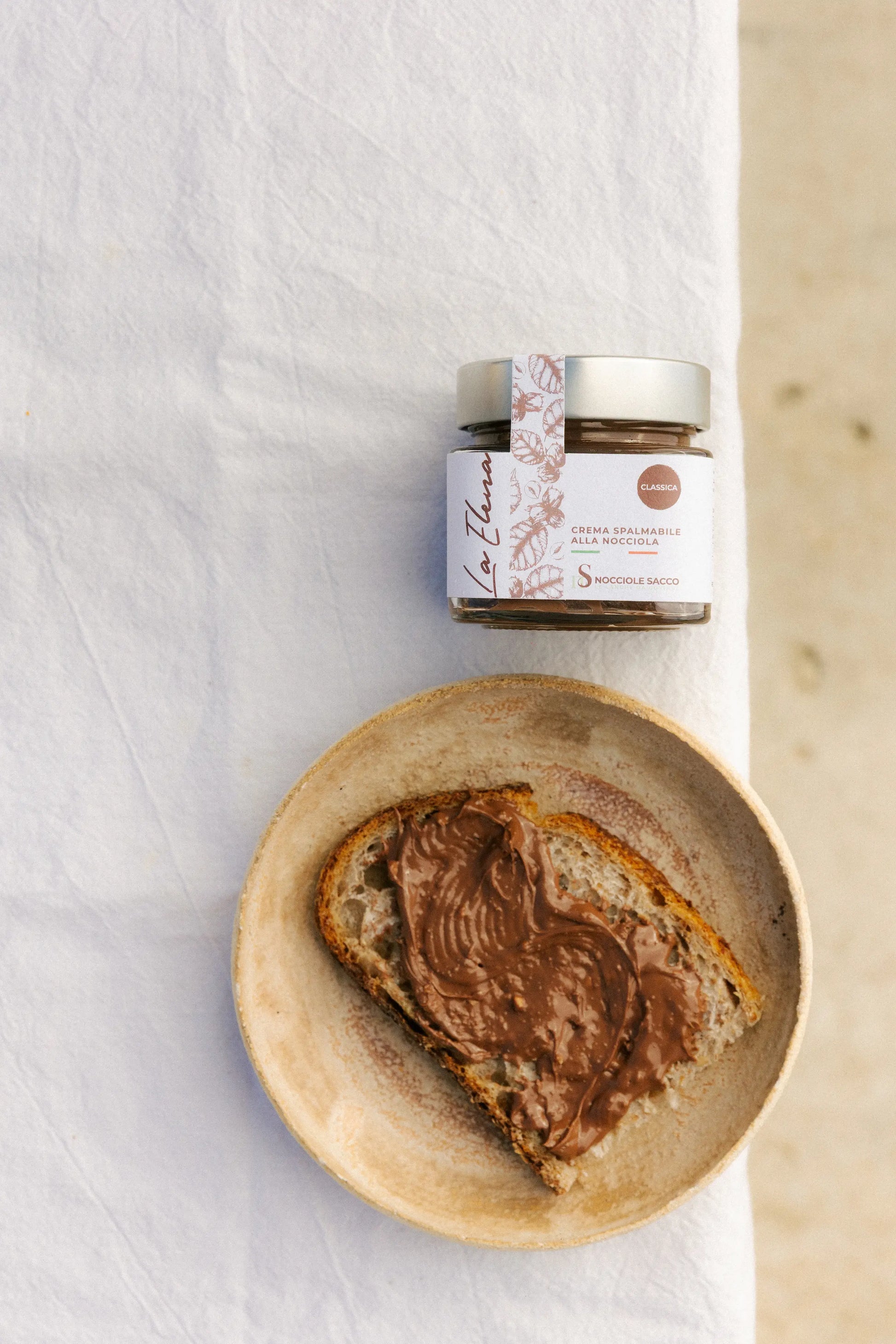 Crema artigianale al latte di Nocciola Piemonte IGP delle Langhe spalmata sul pane