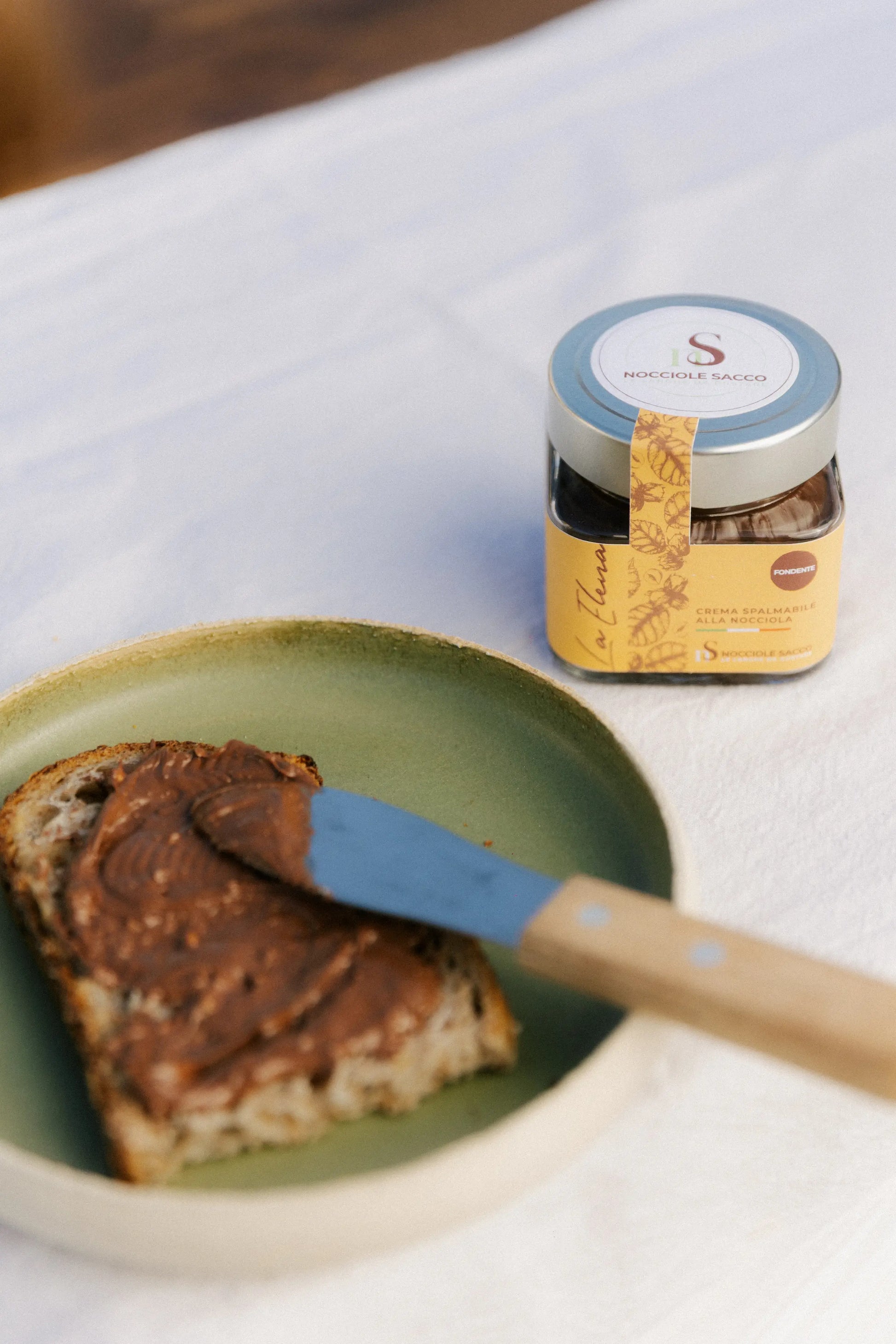 Crema artigianale fondente di Nocciola Piemonte IGP delle Langhe spalmata sul pane