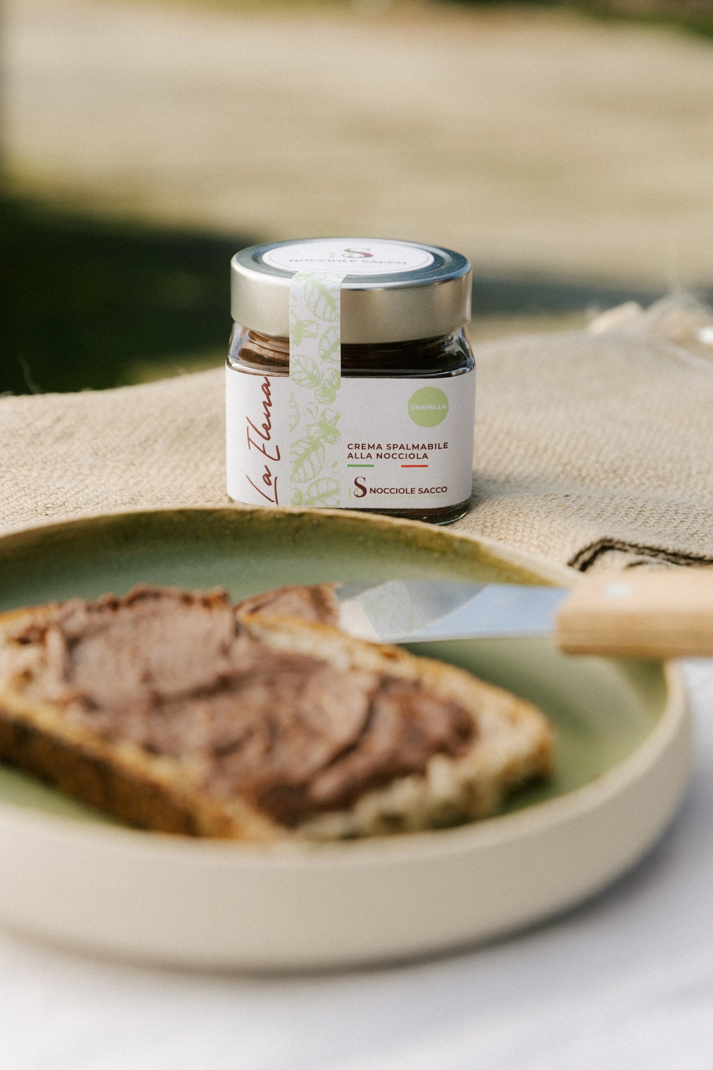 Crema artigianale di Nocciola Piemonte IGP delle Langhe con granella spalmata sul pane