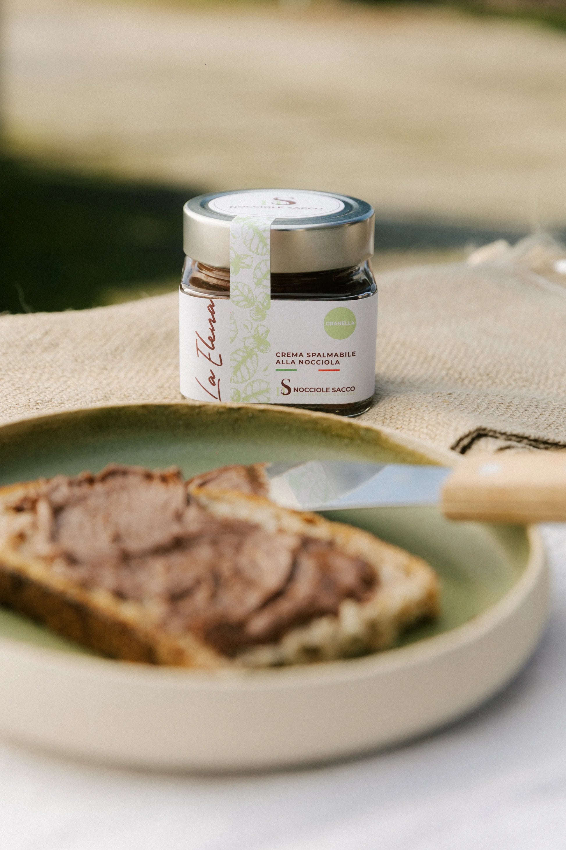 Crema artigianale di Nocciola Piemonte IGP delle Langhe con granella spalmata sul pane