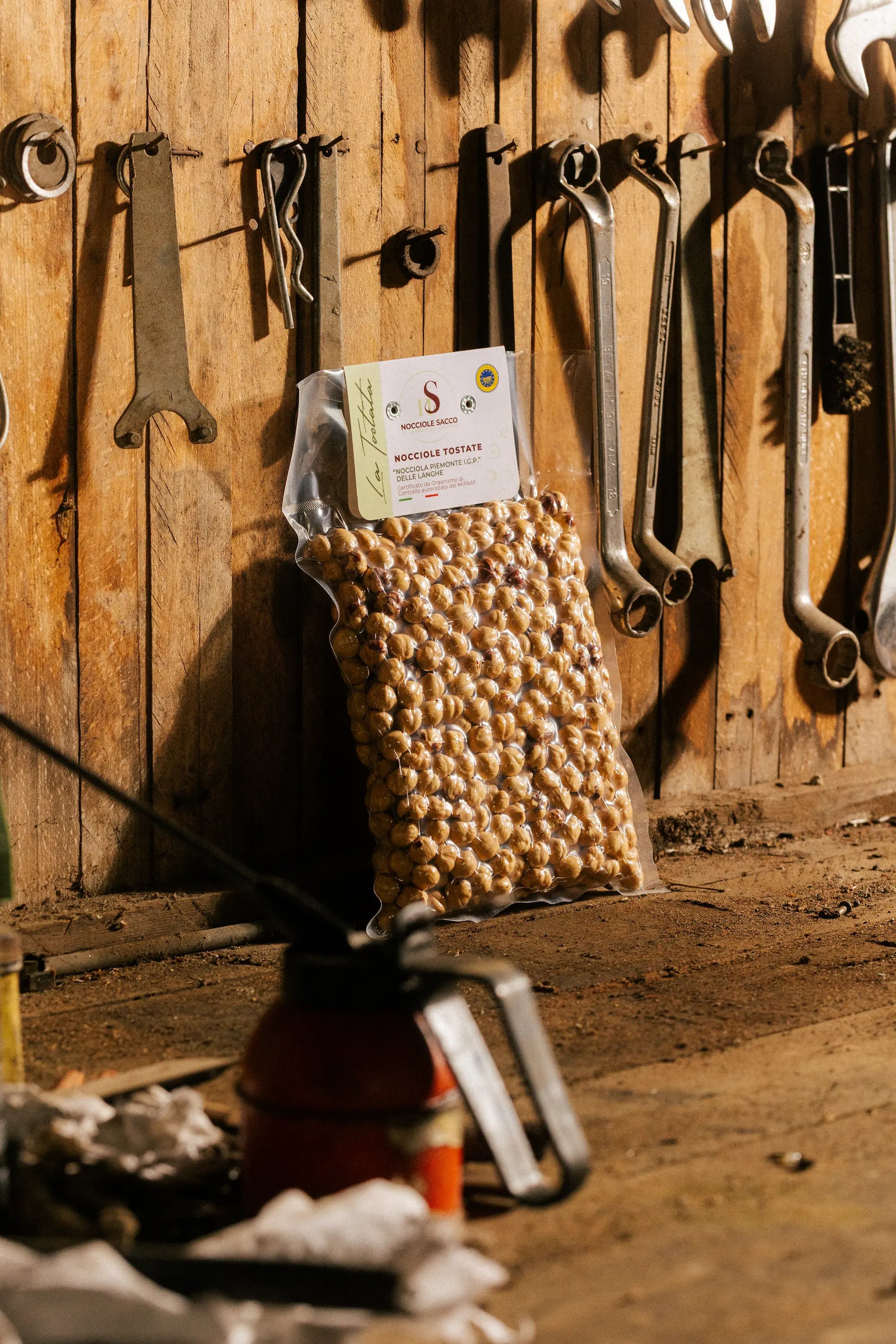 Nocciola Piemonte IGP delle Langhe Tostate su banco da lavoro